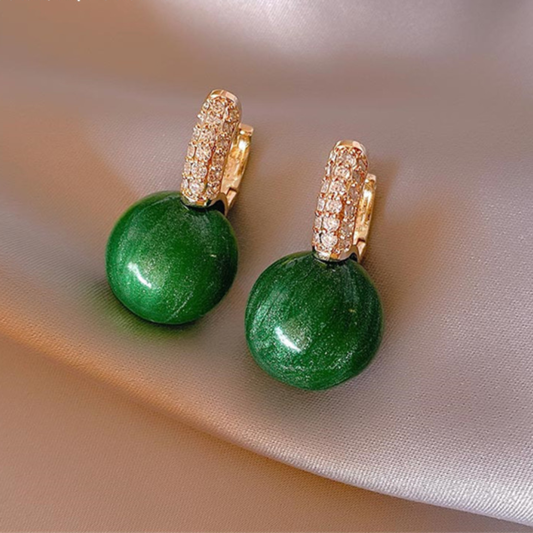 18 Karat vergoldete Ohrringe mit grünem Naturstein in einem besonderen Design