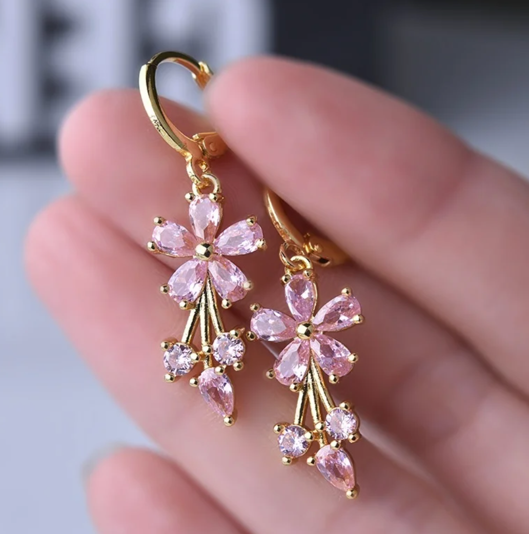 18 Karat vergoldete Ohrringe mit rosa Gänseblümchen
