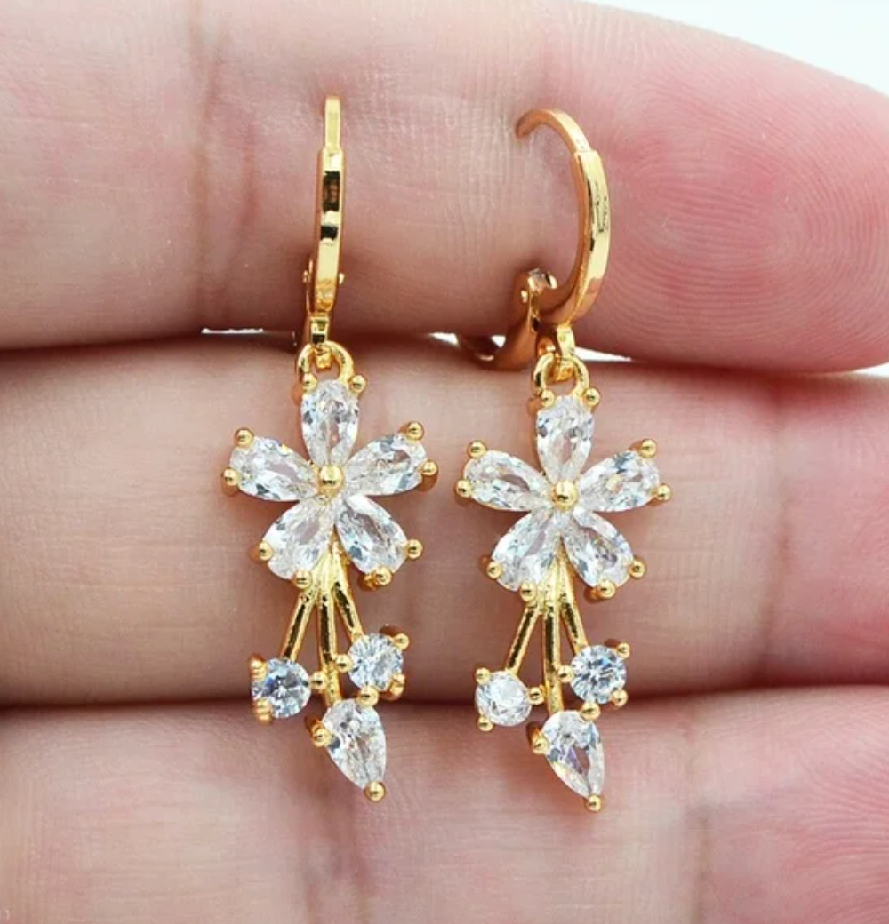 18 Karat vergoldete Ohrringe mit weißen Gänseblümchen in Kristall