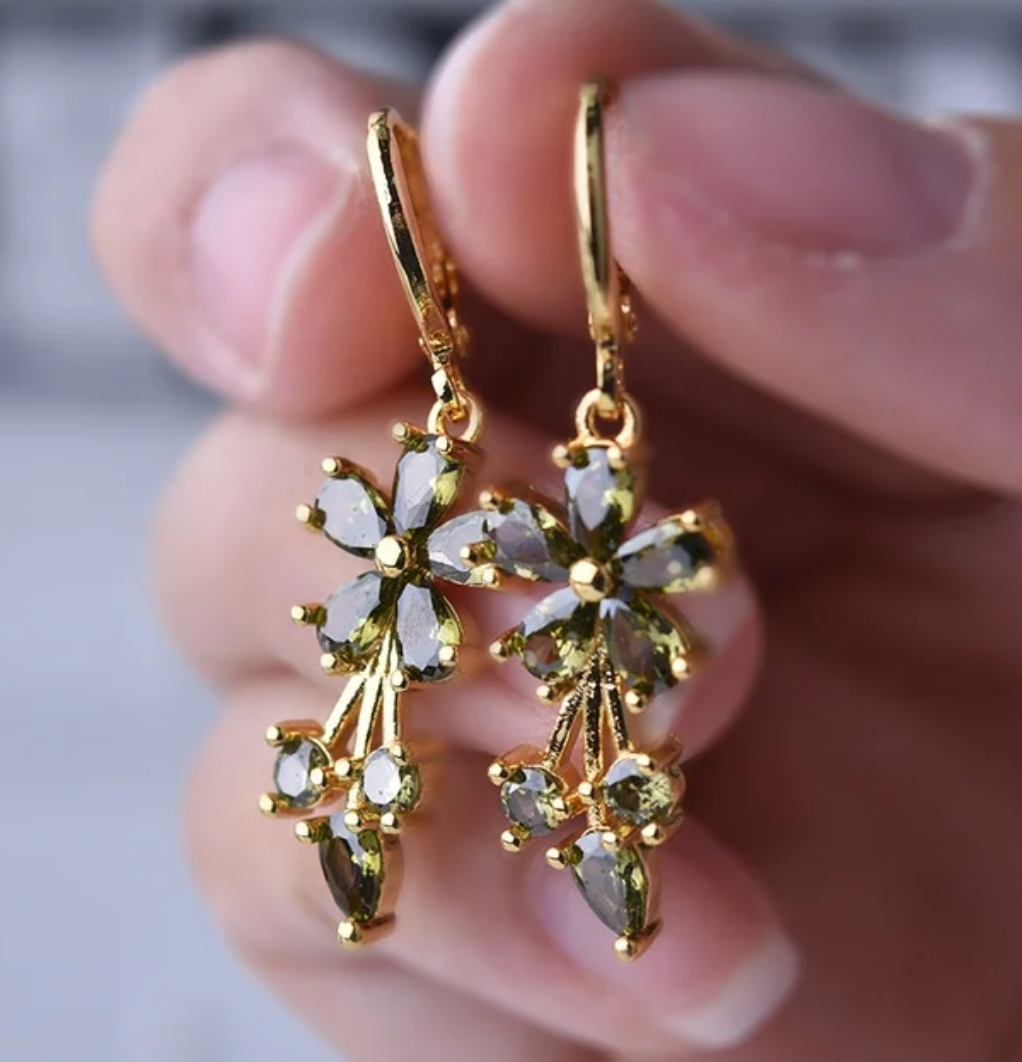 18 Karat vergoldete Ohrringe mit Gänseblümchen in grünem Kristall
