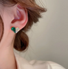18 Karat vergoldete Herz-Knopf-Ohrringe - halb grüner Kristall, halb Zirkonia