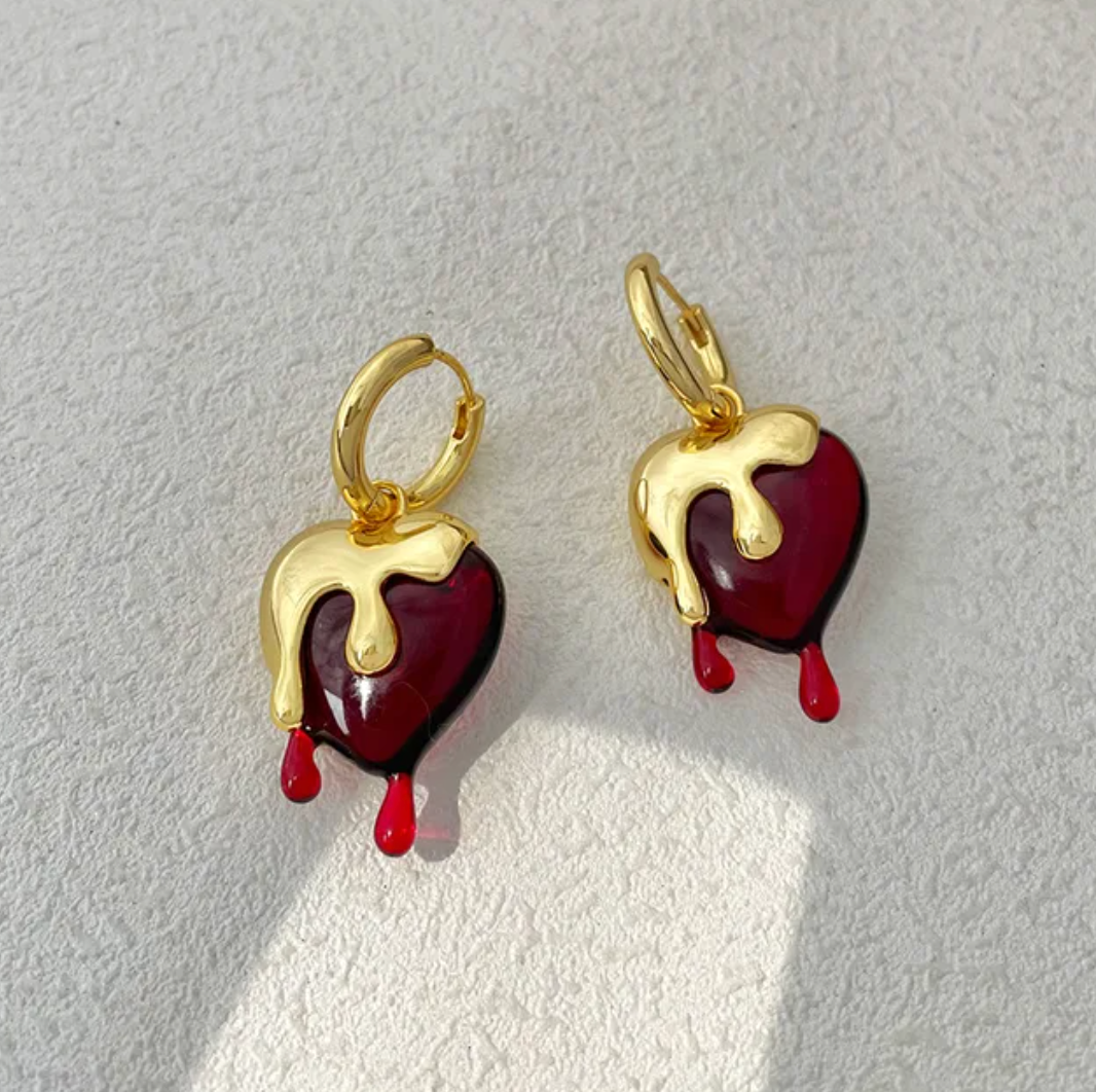 Sehr kleine 18 Karat vergoldete Reif-Ohrringe in Kirschenform