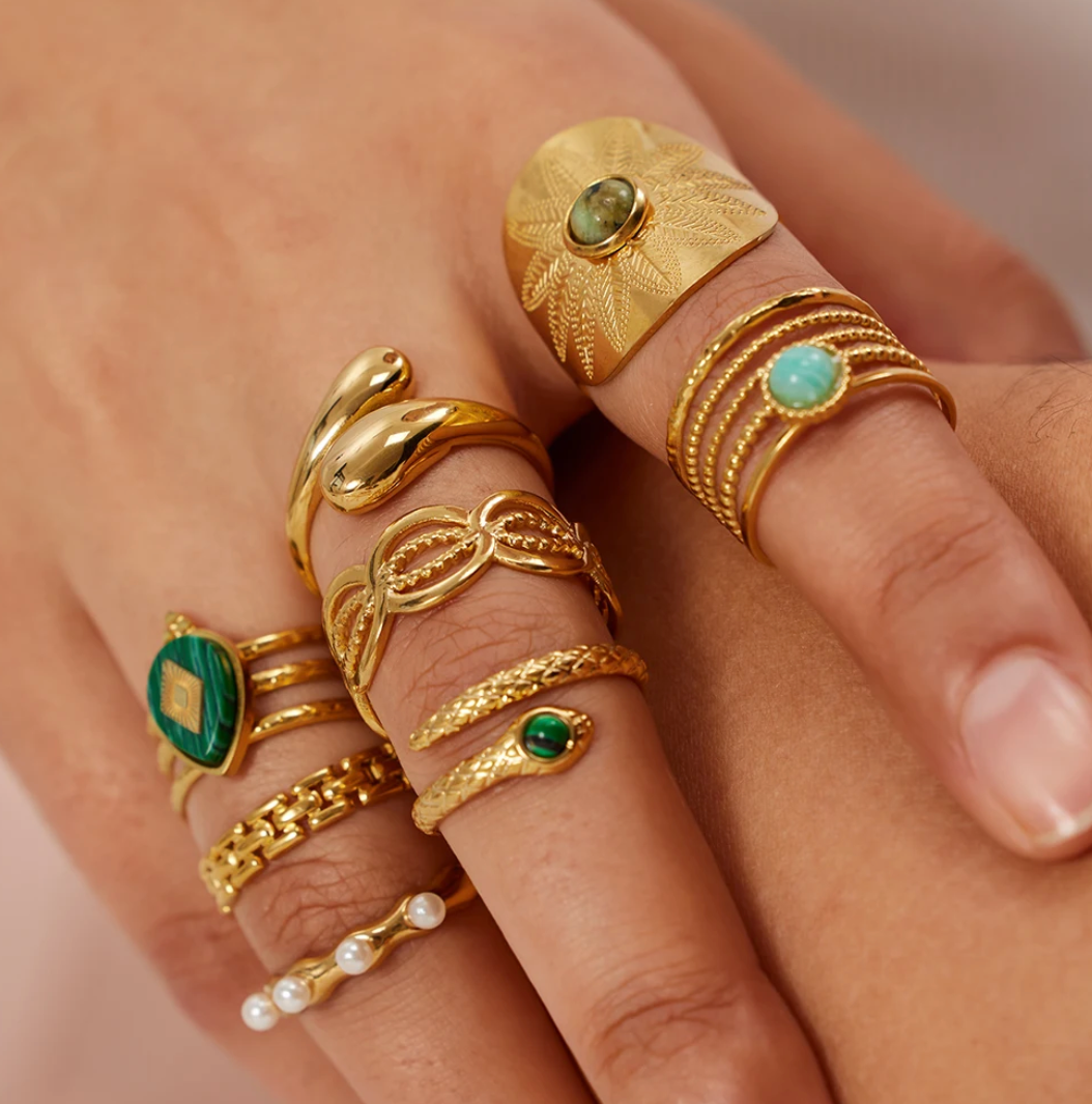 Ring im Maya-Stil mit 18 Karat vergoldeter Jade