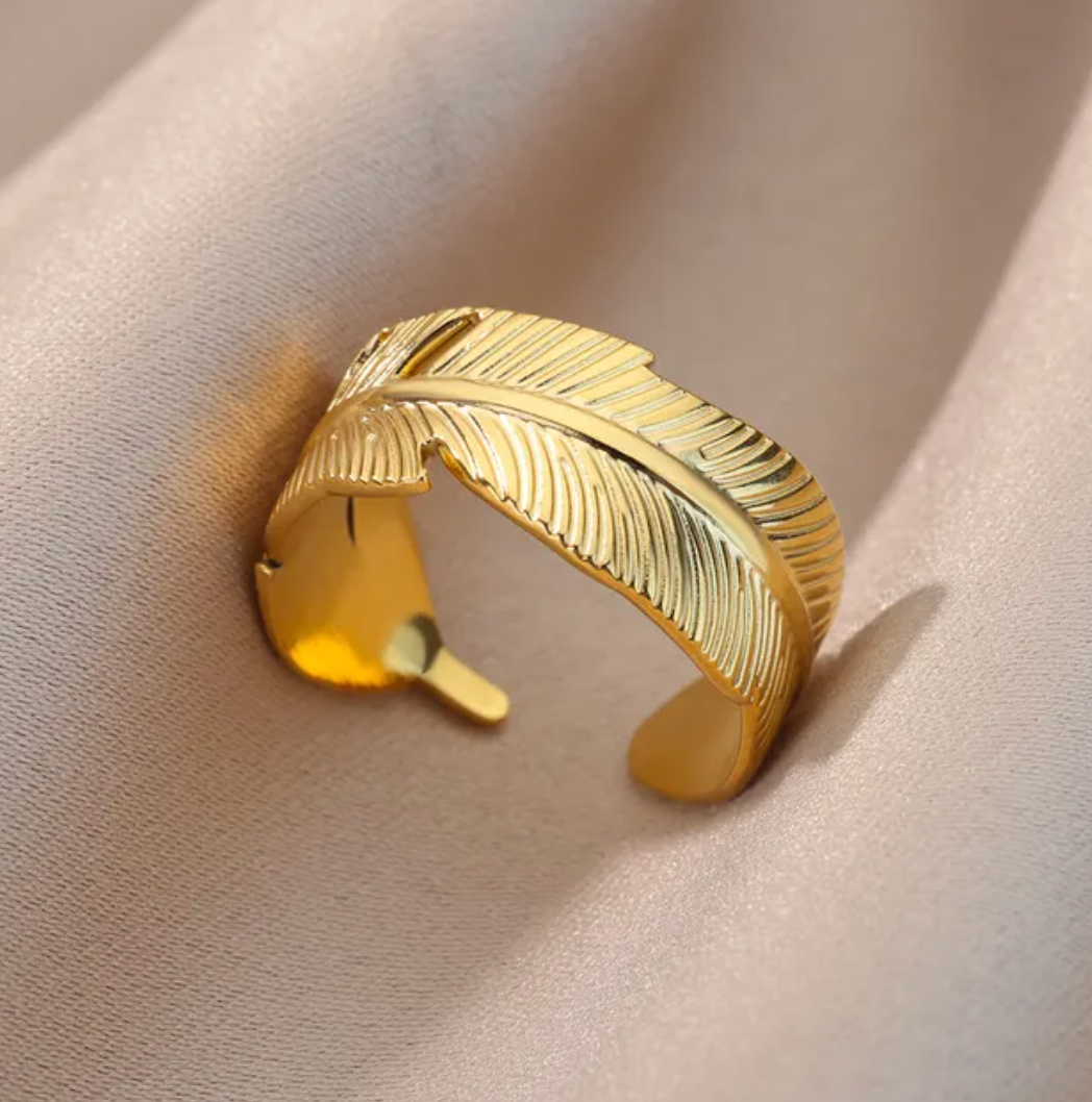 18 Karat goldplattierter Ring mit tropischen Blättern