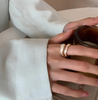 Stilvoller 18 Karat vergoldeter Ring mit antiker weißer Keramik