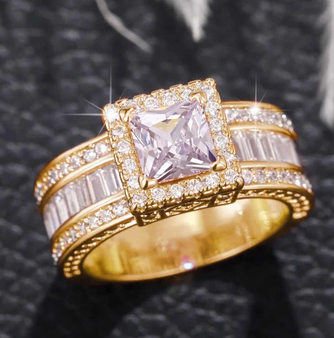 18 Karat vergoldeter Ring mit luxuriösem Kristall