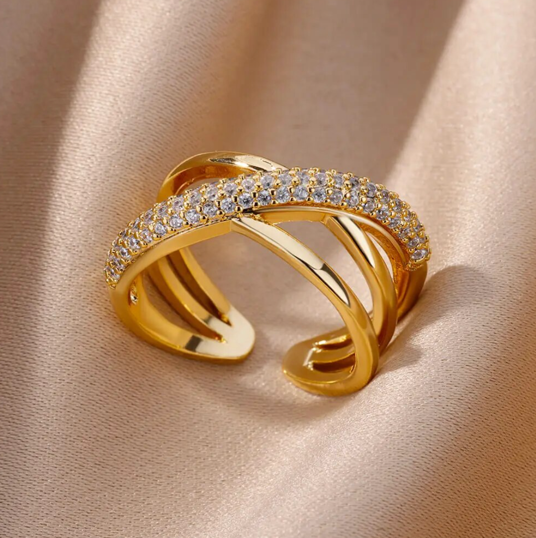 18 Karat vergoldeter Ring mit verschlungenen Pfaden mit Zirkonias