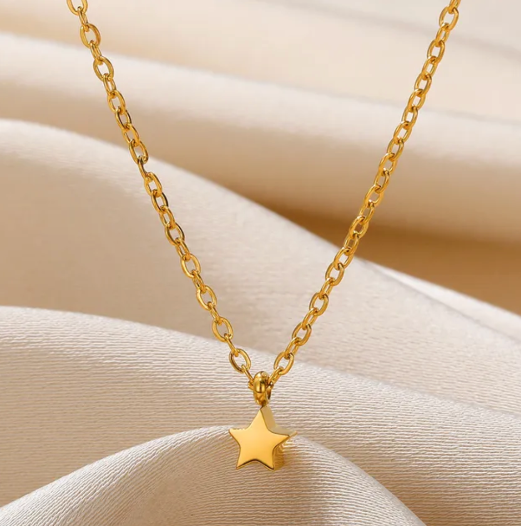 18 Karat vergoldete Halskette mit einem sehr kleinen massiven Sterndesign
