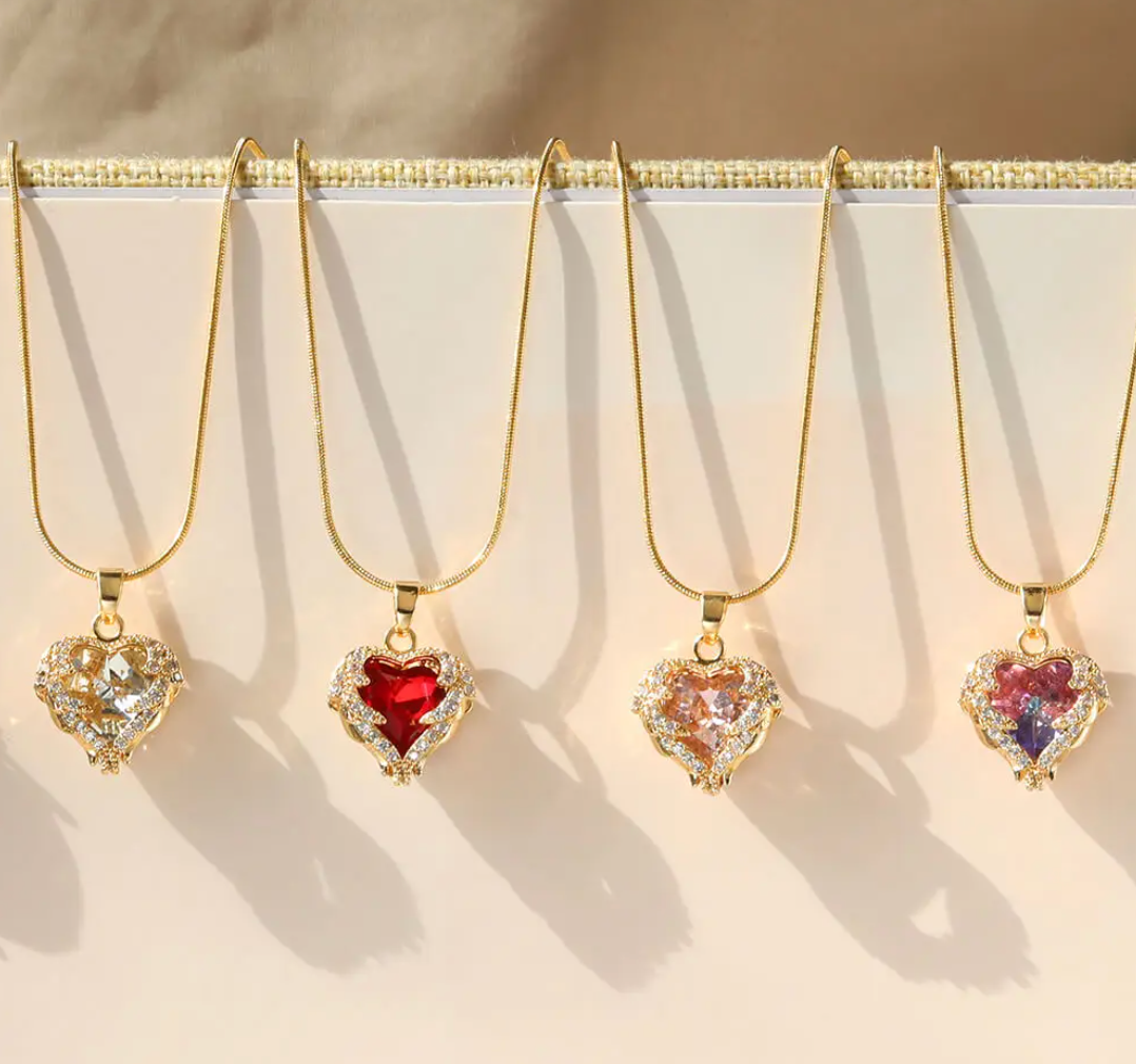 18 Karat vergoldete Halskette mit rosa Herz und Strasssteinen