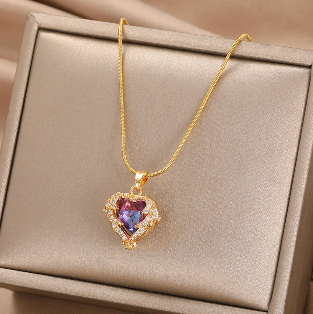 18 Karat vergoldete Halskette mit lila Herz und Strasssteinen