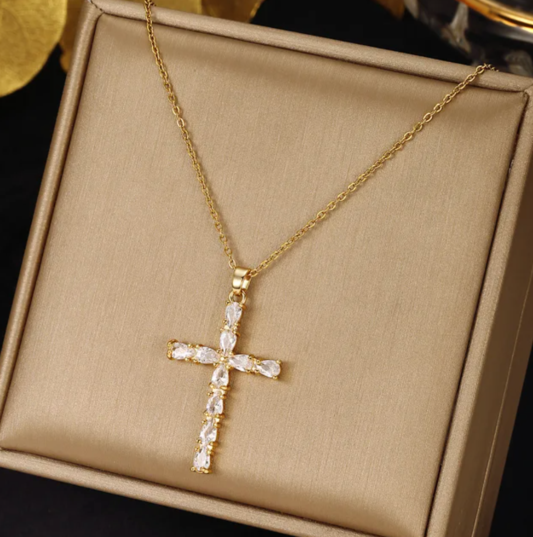 18 Karat vergoldete Halskette mit weißem Kreuz und feinen Kristallen