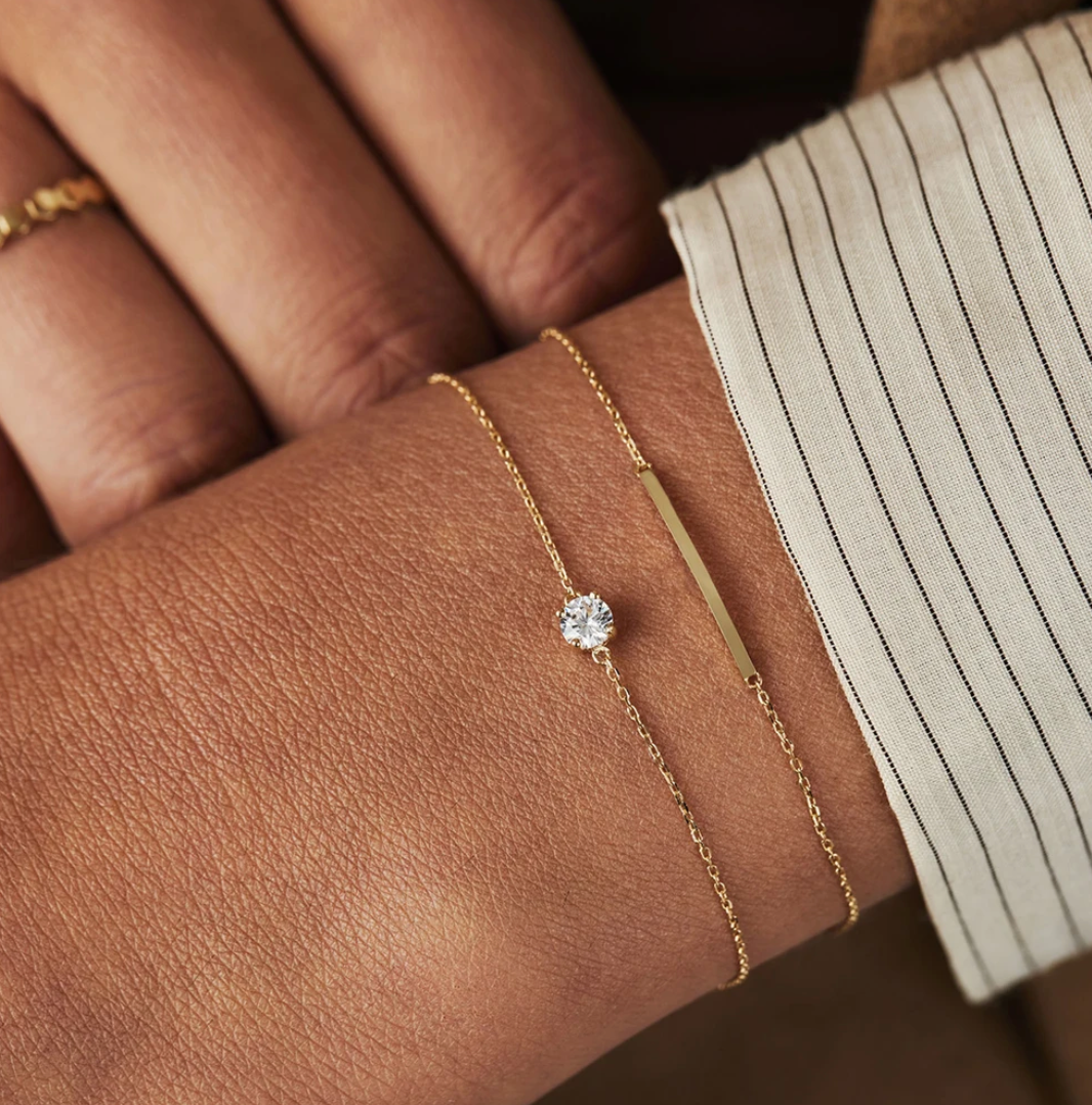 Klassisches 18 Karat vergoldetes feines Armband mit einem zentralen Diamanten
