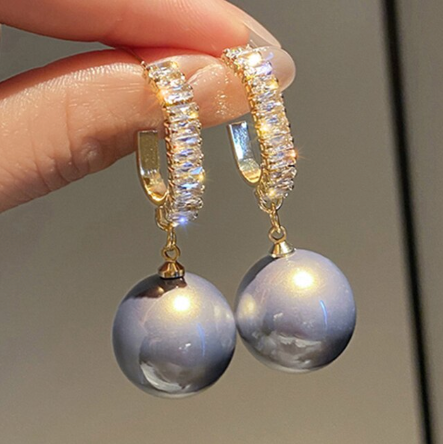 Ohrringe mit natürlichen Perlen und blauer Emaille