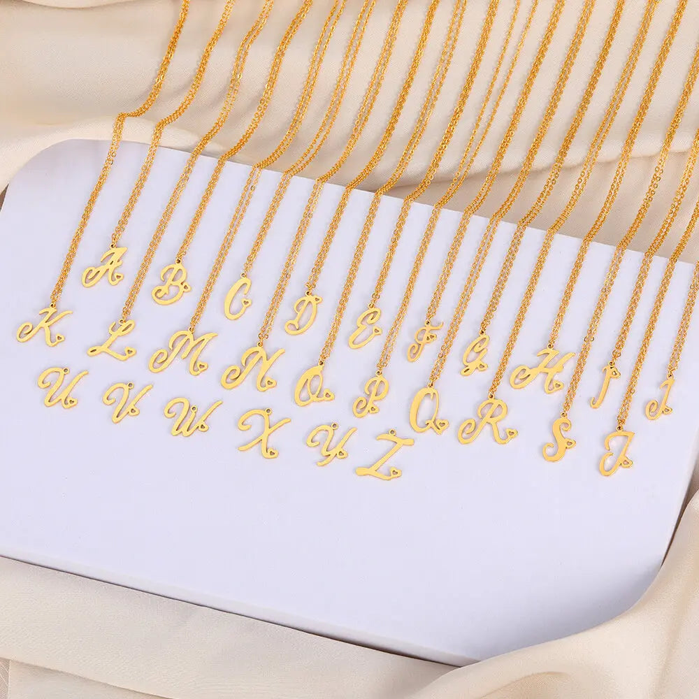 Elegante minimalistische Halskette mit 18 Karat vergoldeter Herzinitiale