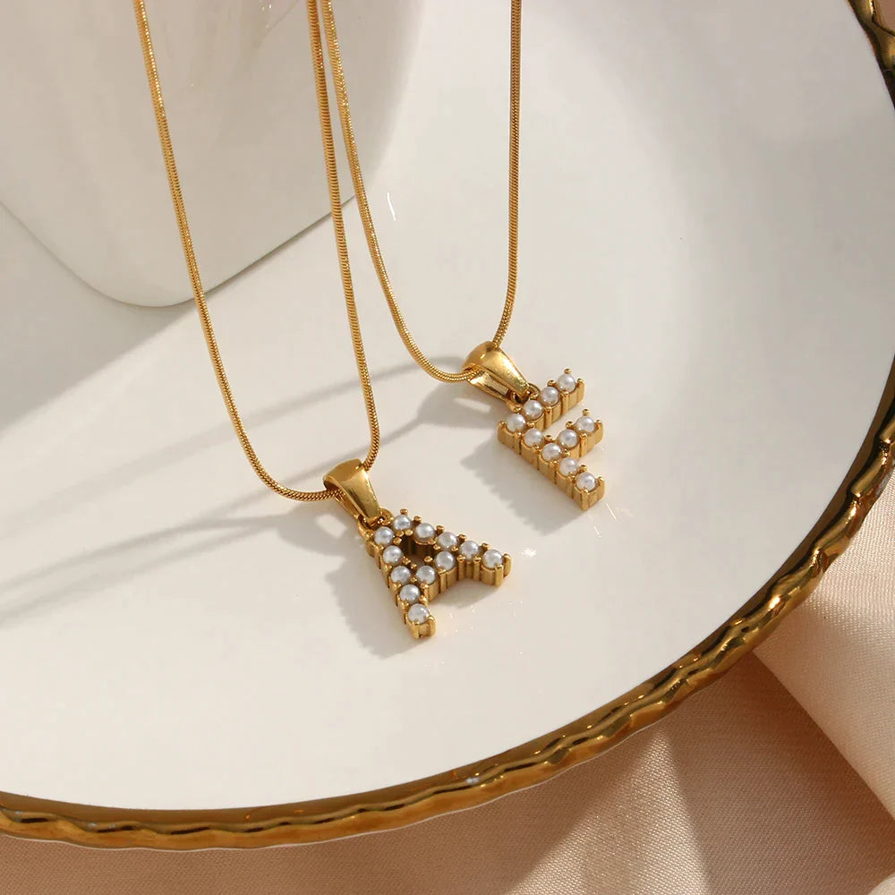 Initialen-Halskette aus natürlichen Perlen, 18 Karat vergoldet