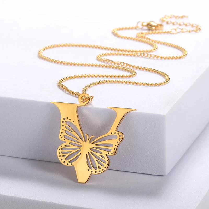 18 Karat vergoldete Initialen-Halskette mit frei fliegenden Schmetterlingen