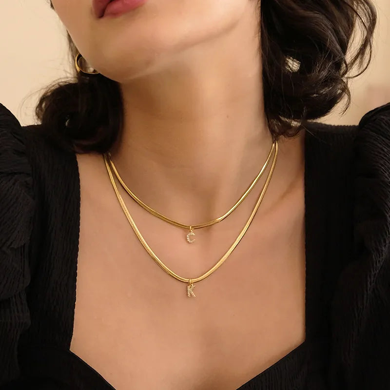 18K Vergoldet kleine glänzende Initialen Halskette mit Schlangenkette enthalten