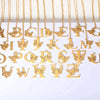 18 Karat vergoldete Initialen-Halskette mit eleganten Schmetterlingen