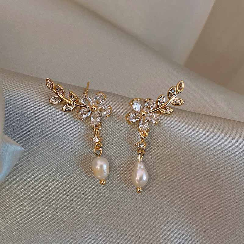 Handgefertigte Gänseblümchen-Ohrringe mit handgefertigten Perlen