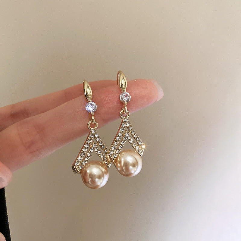 Handgefertigte Ohrringe mit 18 Karat vergoldetem Brillantschliff und natürlichen Perlen