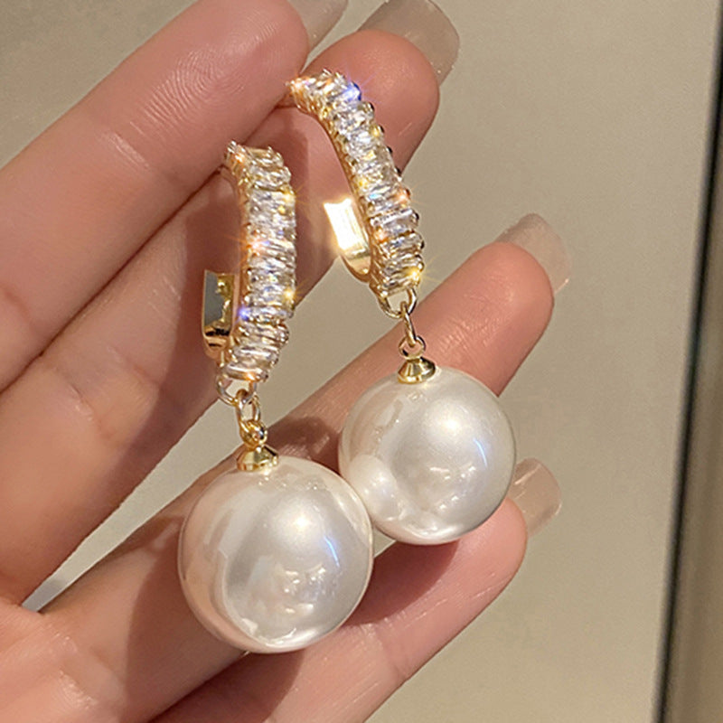 Handgefertigte 18 Karat vergoldete Ohrringe mit großen natürlichen Perlen